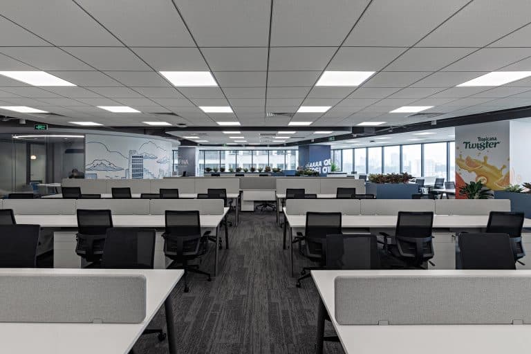 GIẢI PHÁP THIẾT KẾ BÀN CỤM, NHÓM LÀM VIỆC CHO KHÔNG GIAN VĂN PHÒNG MỞ